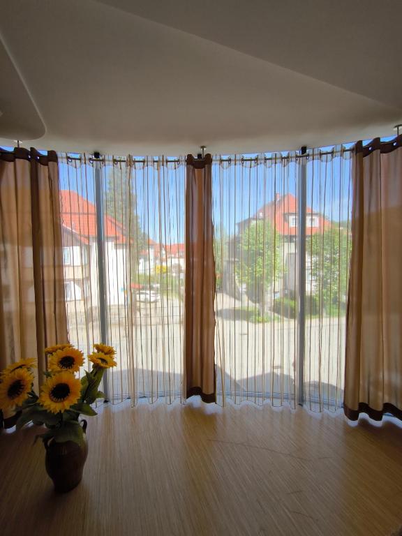 Balkón alebo terasa v ubytovaní Uroczy apartament przy deptaku z parkingiem.