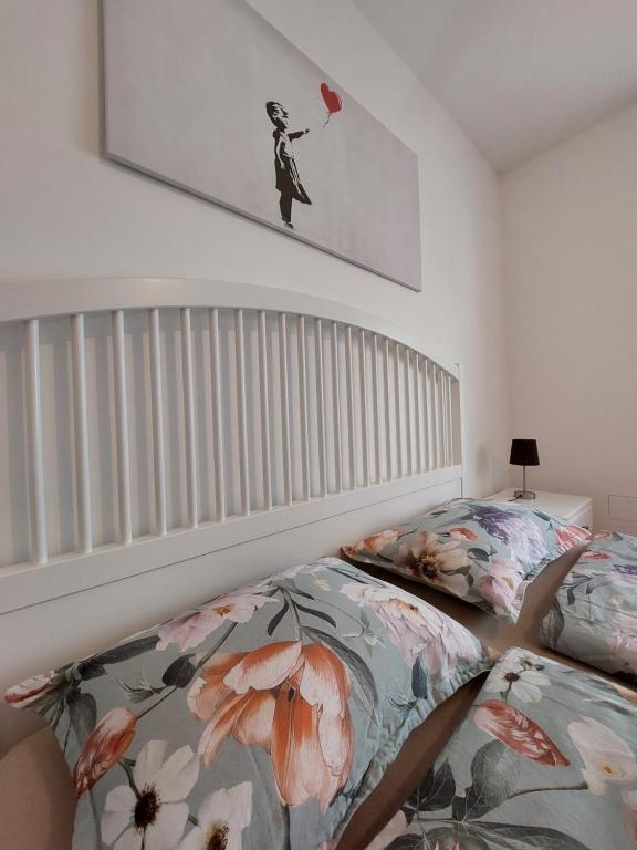 a bedroom with a bed and a painting on the wall at A casa di Cato in Merano