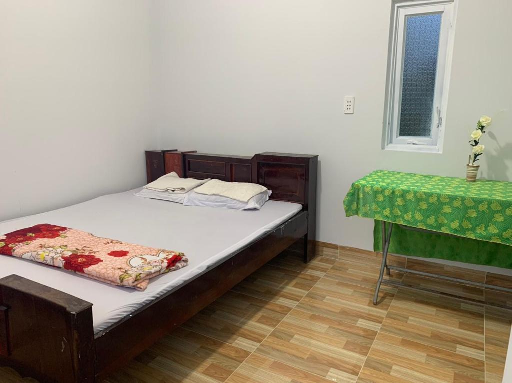 Postel nebo postele na pokoji v ubytování Ben Tre Inn