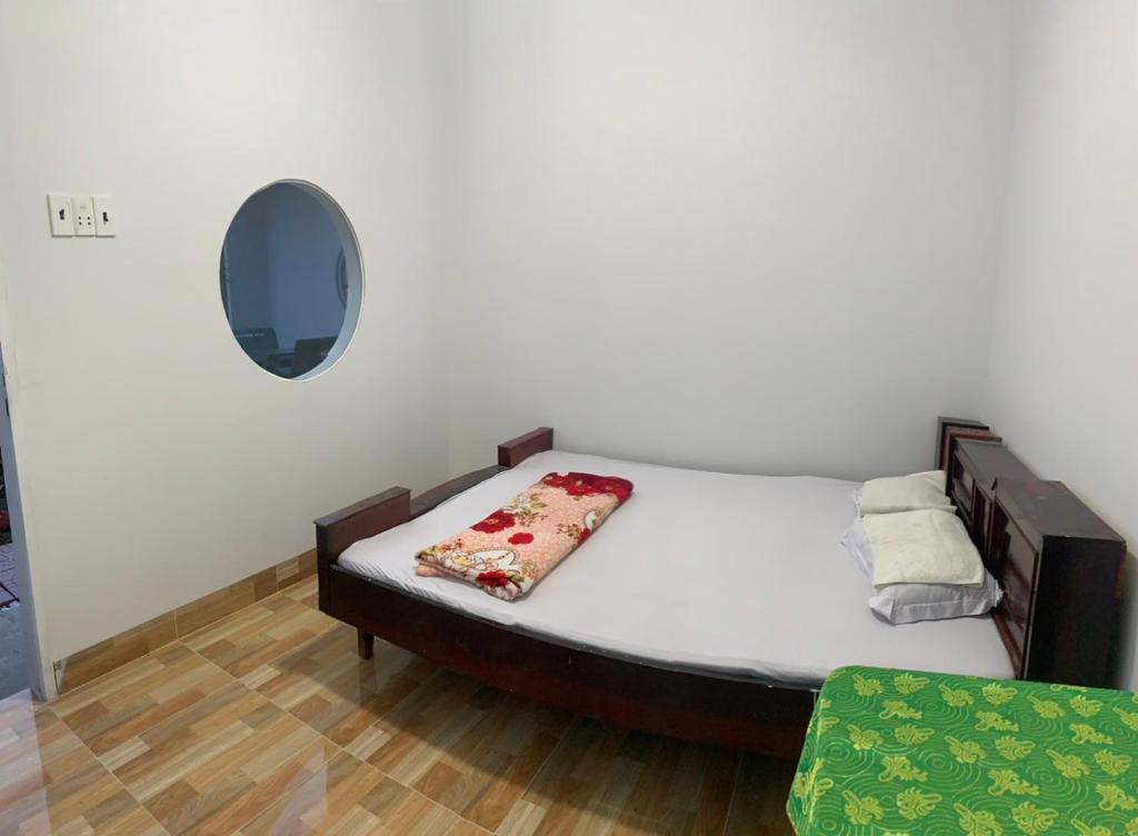 Postel nebo postele na pokoji v ubytování Ben Tre Inn