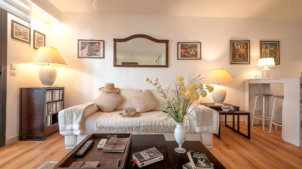 un salon avec un canapé et une table dans l'établissement NICE SuiteMarie Carre d'or, à Nice