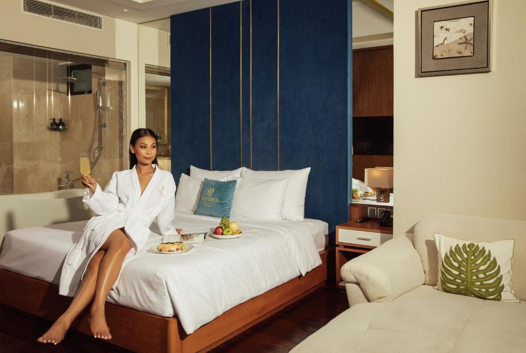 Postel nebo postele na pokoji v ubytování Mandila Beach Hotel Danang