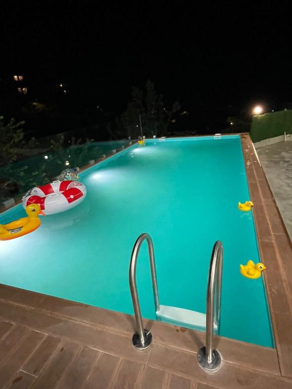 Bazén v ubytování Hotel Nikolas nebo v jeho okolí