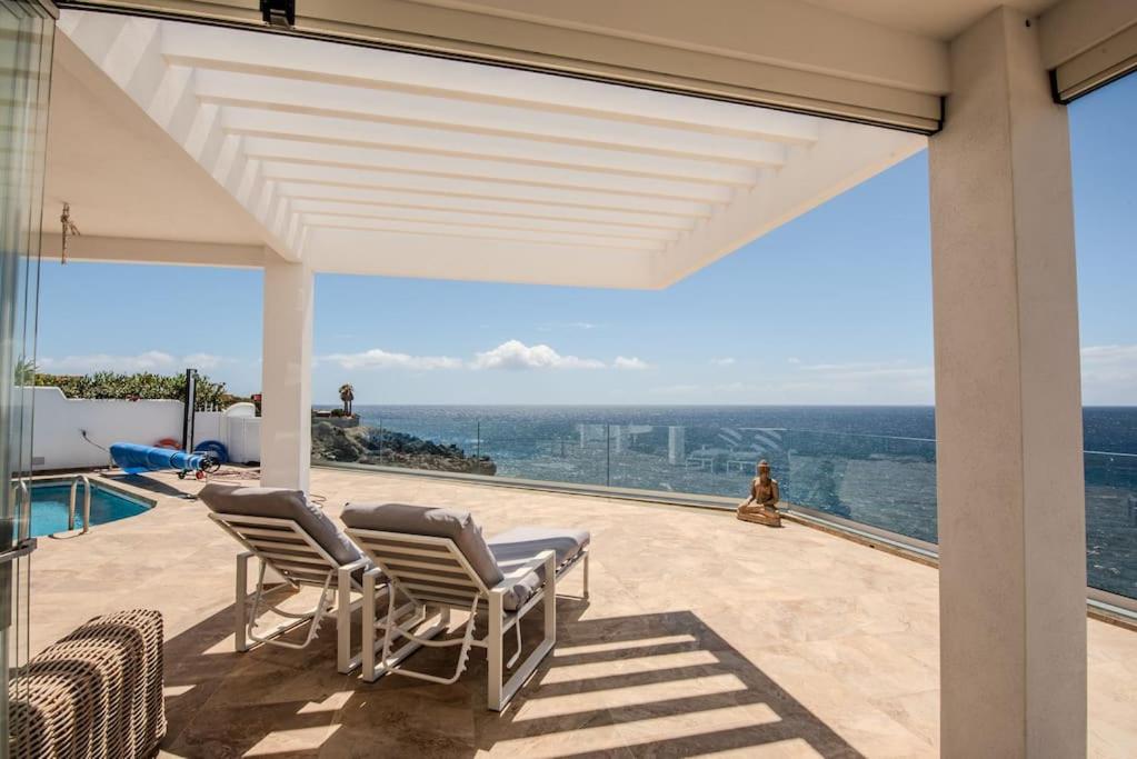 eine Terrasse mit Stühlen und Blick von einem Haus in der Unterkunft Villa Bianca in Callao Salvaje