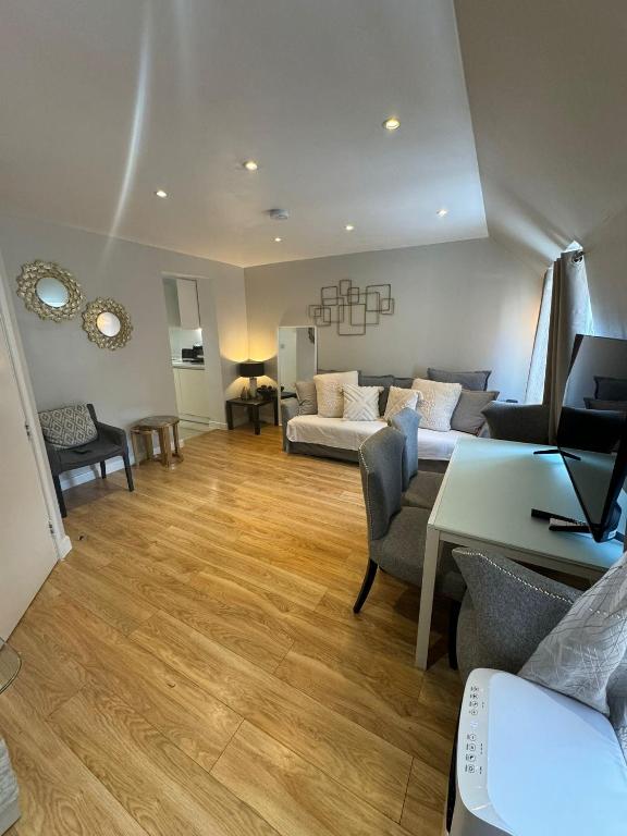 ein Wohnzimmer mit Sofa und Tisch in der Unterkunft Sleep 8 In the heart of Central London Hy4 in London