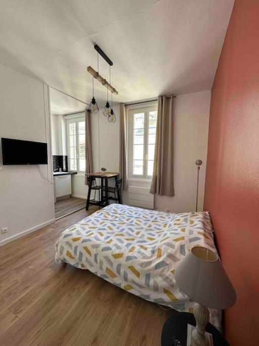 - une chambre avec un lit et une lampe dans l'établissement Les Arches, à Saintes