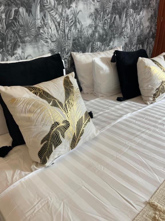 Postel nebo postele na pokoji v ubytování Riad Amazing Amazigh avec jacuzzi petit déjeuner compris avec aussi chambres familiales près de la place jemaa El fna