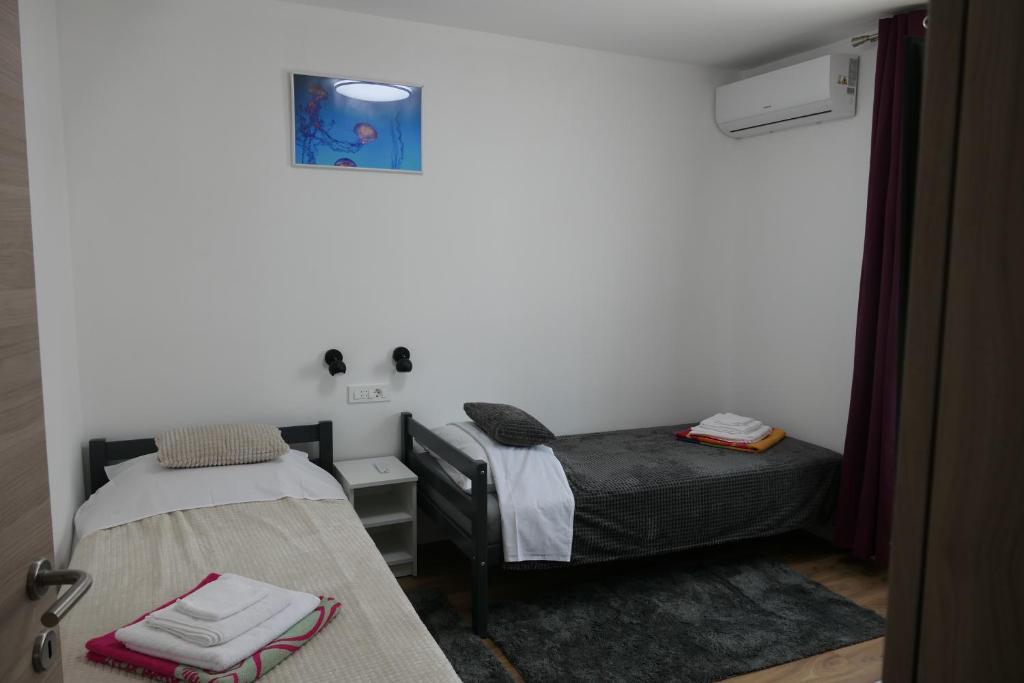 Ένα ή περισσότερα κρεβάτια σε δωμάτιο στο Apartmani Bura