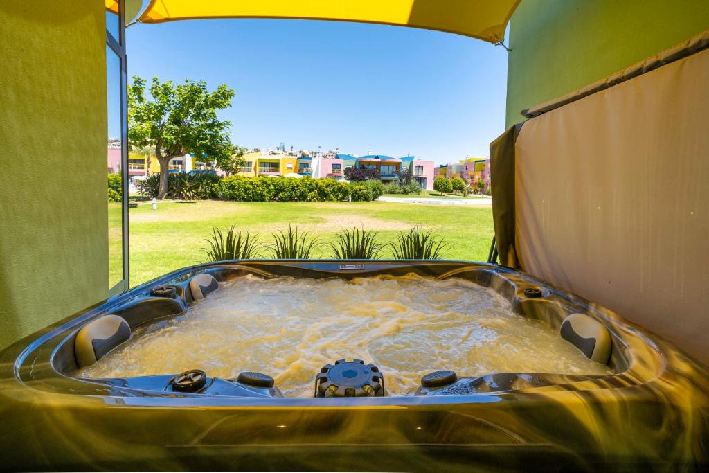 Romantic with private Hot Tub & Parking - big pool - Marina access
