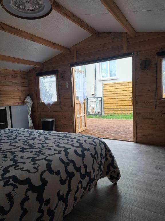 Postel nebo postele na pokoji v ubytování Chambre dans chalet entre terre et mer