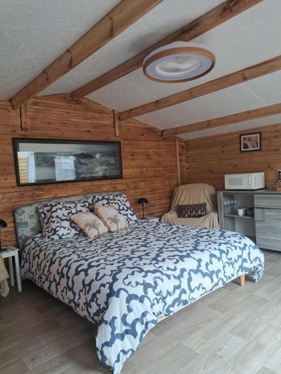 Postel nebo postele na pokoji v ubytování Chambre dans chalet entre terre et mer