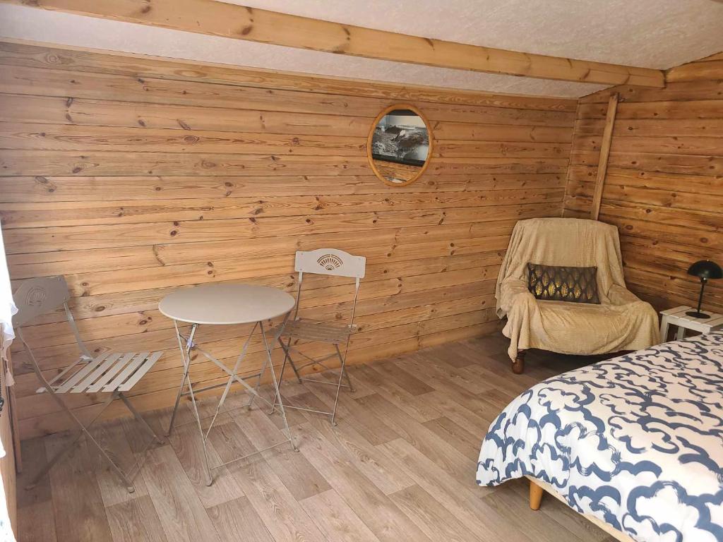 Postel nebo postele na pokoji v ubytování Chambre dans chalet entre terre et mer