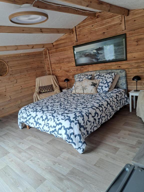 Postel nebo postele na pokoji v ubytování Chambre dans chalet entre terre et mer