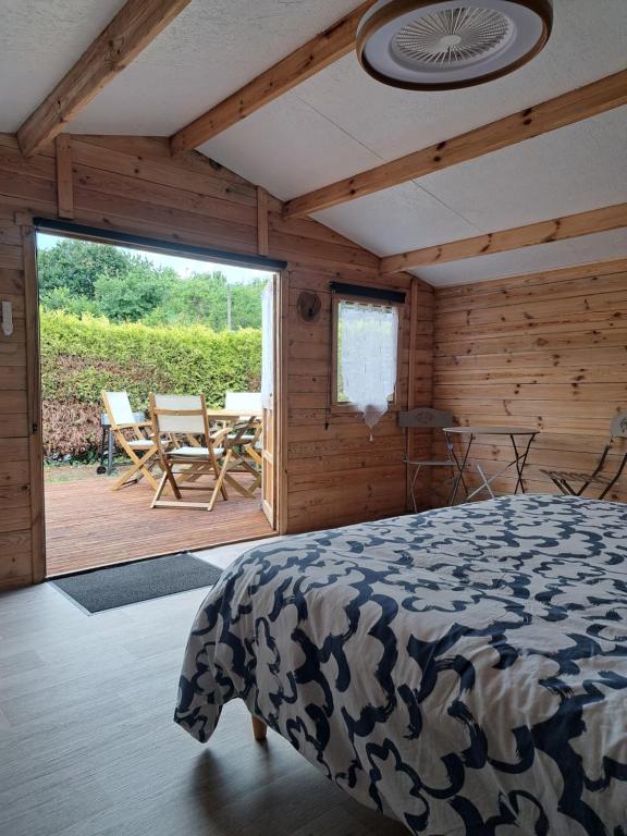 Postel nebo postele na pokoji v ubytování Chambre dans chalet entre terre et mer