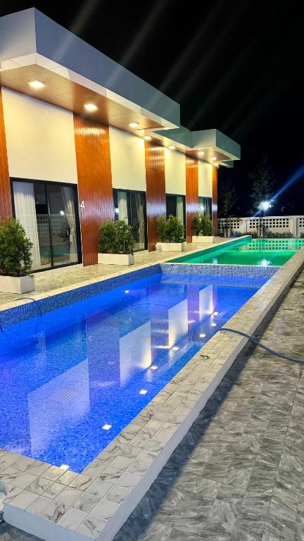 a large swimming pool in front of a building at ดาด้าพูลวิลล่า in Ban Pa Ngiu