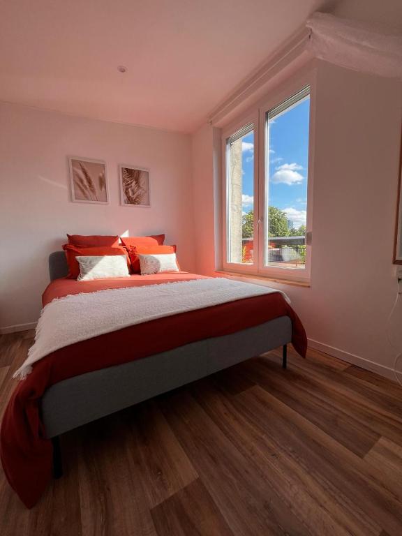 une chambre avec un grand lit et une fenêtre dans l'établissement Studio -La madeleine- proche Gares de Lille, à Lille