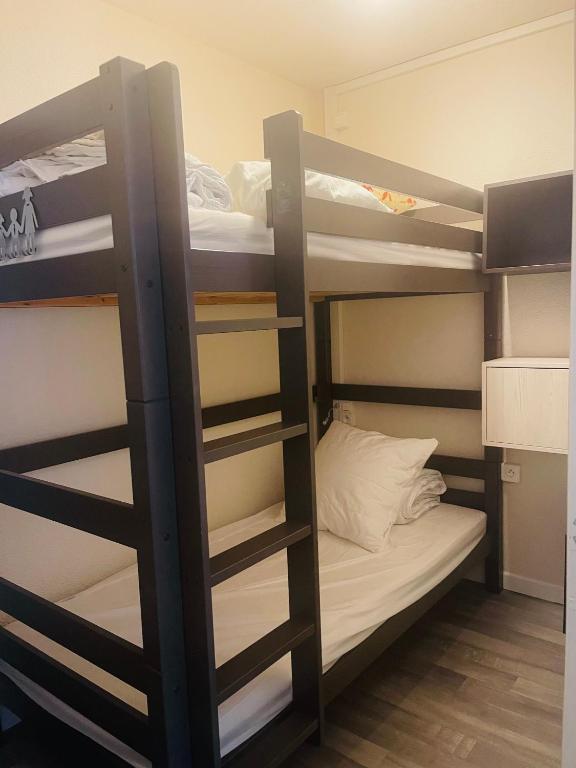 une chambre avec deux lits superposés dans l'établissement Appartement 6 couchages Marseillan Plage, à Marseillan
