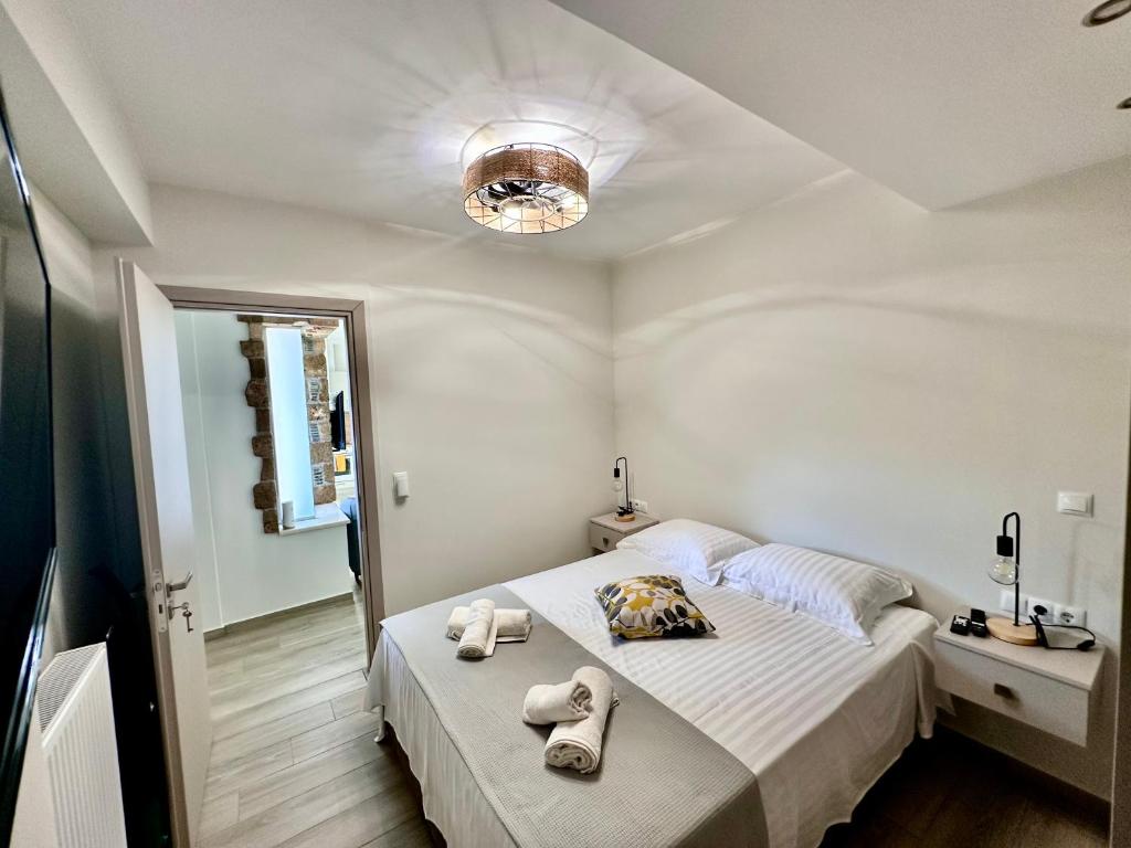 a bedroom with a bed with towels on it at Cipollino Place in Karistos