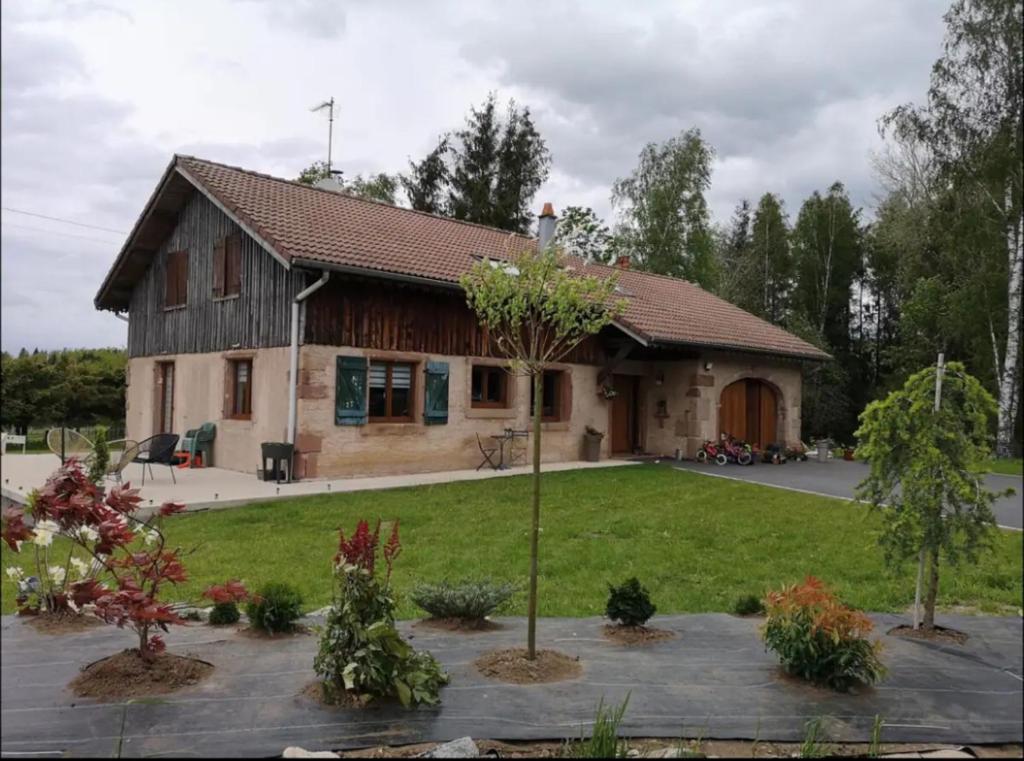 une maison avec un jardin devant dans l'établissement Appartement cosy à 10 minutes de Gérardmer, à Gerbépal