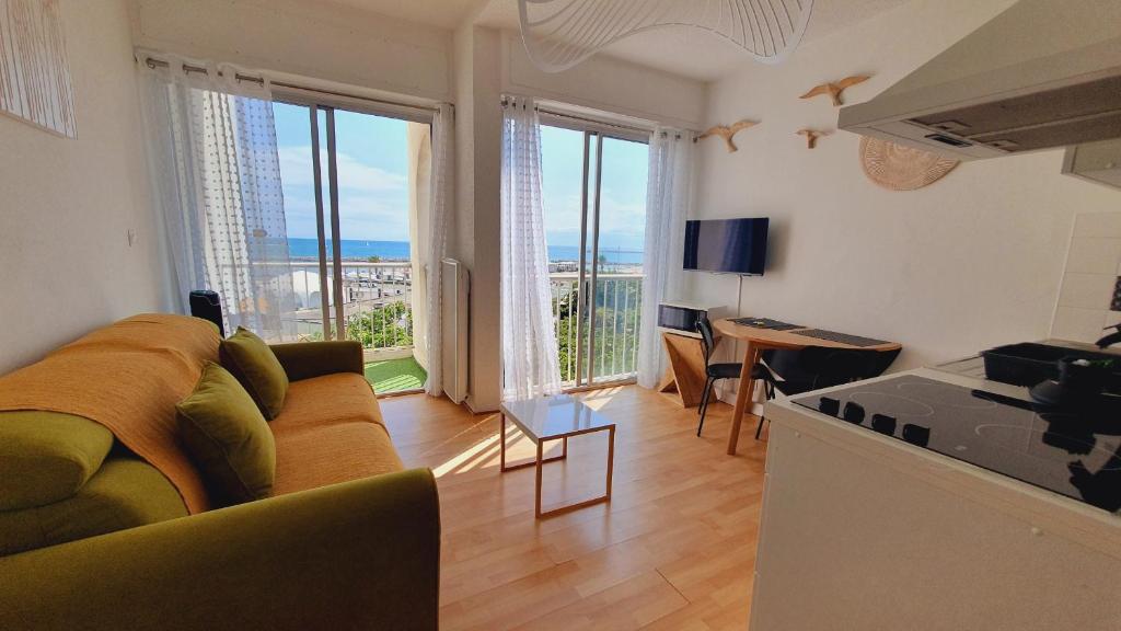 Televízia a/alebo spoločenská miestnosť v ubytovaní Studio cabine nouveau ! 1ère ligne vue mer PARKING WIFI - Impérial 2 - ROSSIconciergerie - Linge en option
