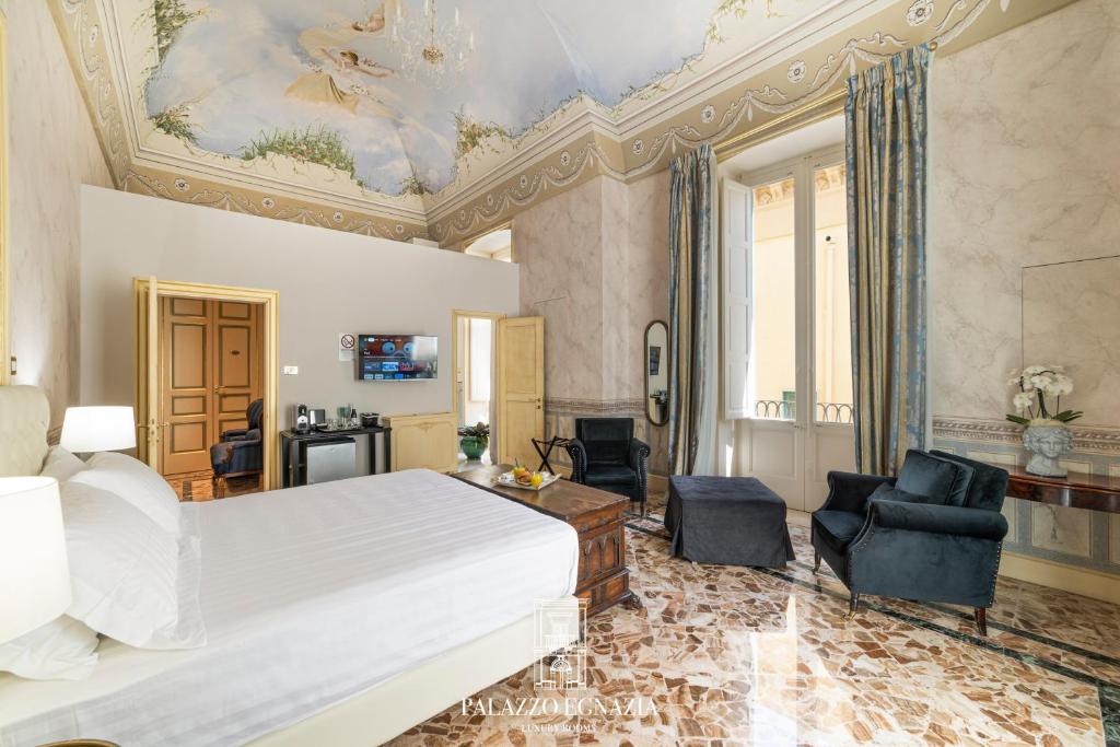 Postel nebo postele na pokoji v ubytování Palazzo Egnazia Fasano