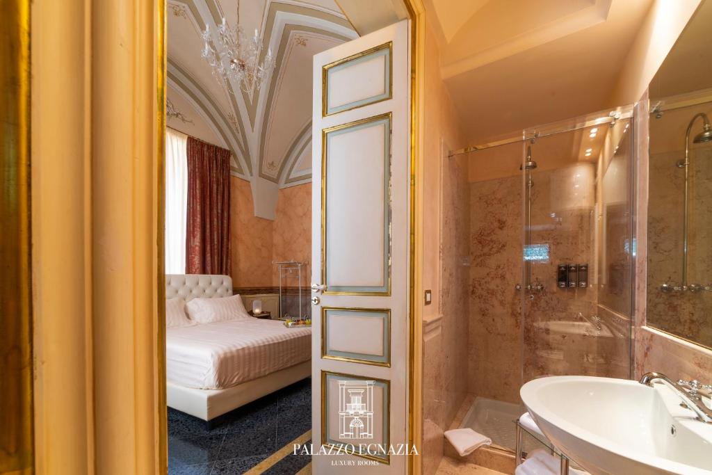 Koupelna v ubytování Palazzo Egnazia Fasano