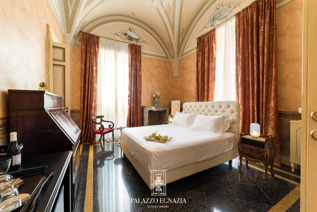 Postel nebo postele na pokoji v ubytování Palazzo Egnazia Fasano