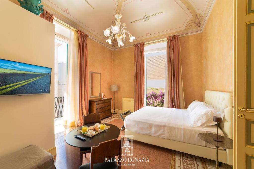 Postel nebo postele na pokoji v ubytování Palazzo Egnazia Fasano