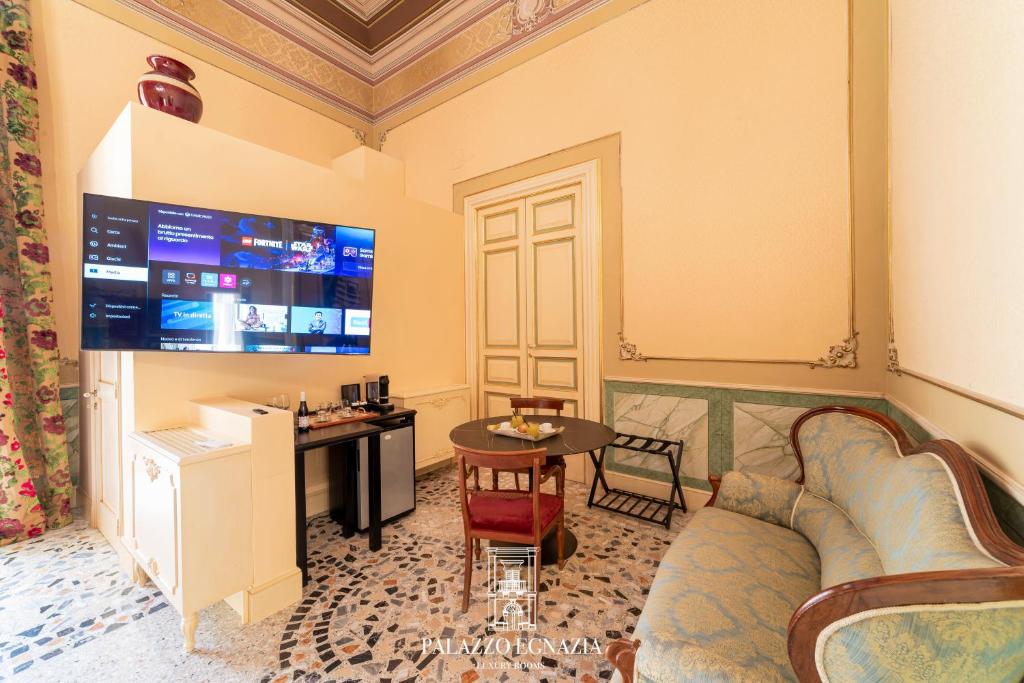 TV a/nebo společenská místnost v ubytování Palazzo Egnazia Fasano