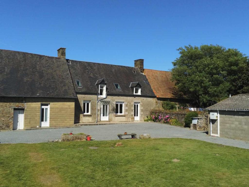 un groupe de bâtiments avec une allée et une cour dans l'établissement La bisolière - Proche Mont Saint Michel, à Précey