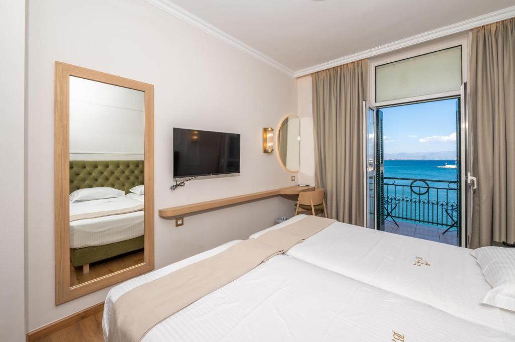 Postel nebo postele na pokoji v ubytování Aktaion City Hotel