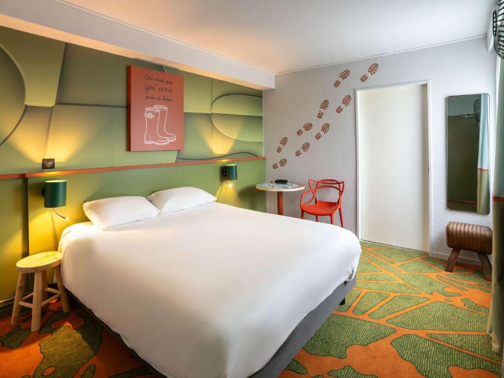 Postel nebo postele na pokoji v ubytování Ibis Styles Lisieux Normandie