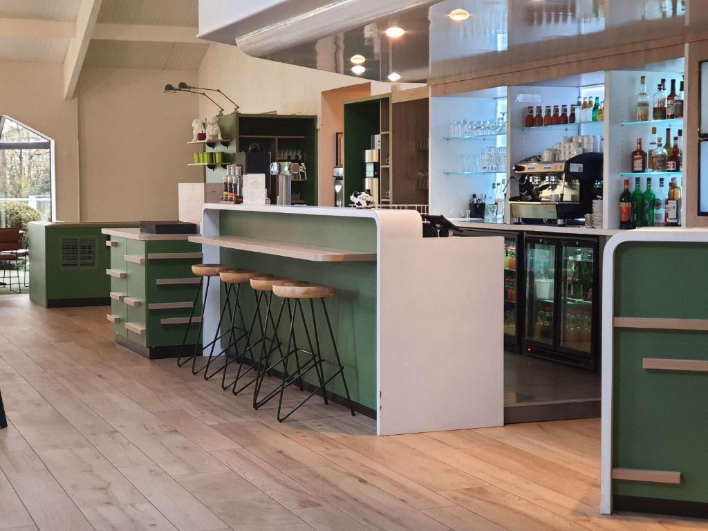 Lounge nebo bar v ubytování Ibis Styles Lisieux Normandie