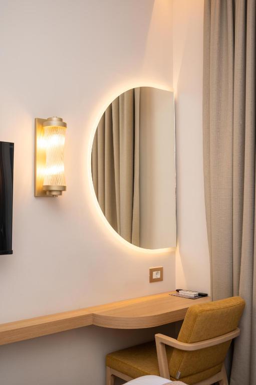 TV a/nebo společenská místnost v ubytování Aktaion City Hotel