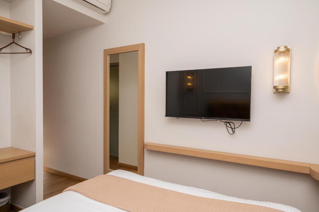 TV a/nebo společenská místnost v ubytování Aktaion City Hotel