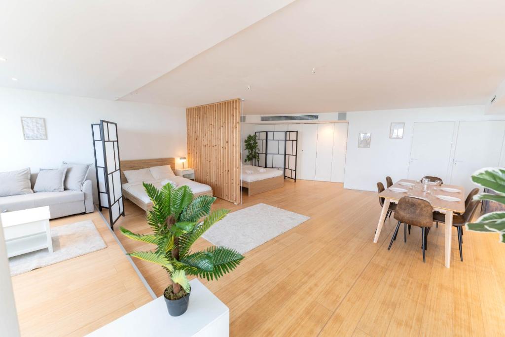 un salon avec un canapé et une table dans l'établissement Loft bord de mer, Marina baie des anges, à Villeneuve-Loubet
