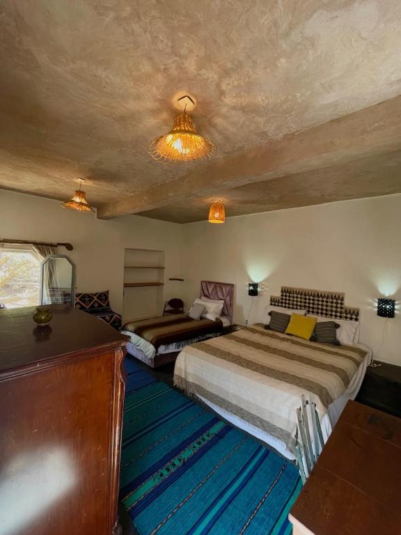 Postel nebo postele na pokoji v ubytování Riad Sahara Sunset Beach Douira Agadir