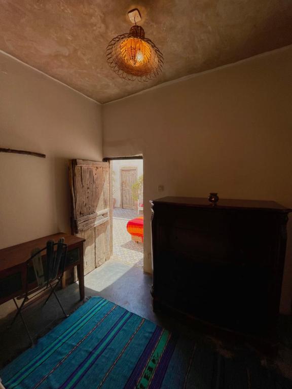 Postel nebo postele na pokoji v ubytování Riad Sahara Sunset Beach Douira Agadir
