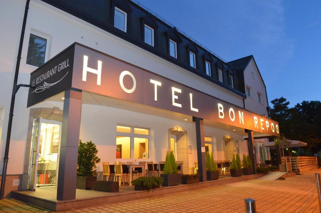 een hotelbord aan de zijkant van een gebouw bij Hotel Bon Repos in Scheidgen