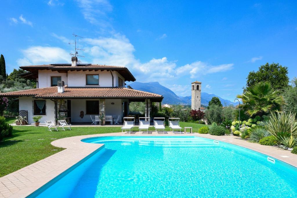 een villa met zwembad voor een huis bij Villa Oleander in Manerba del Garda
