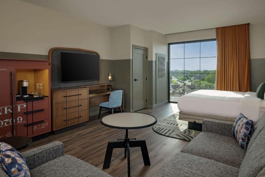 Hotel Nickel Plate Fishers, Tapestry Collection By Hilton - Hoekkamer Met Kingsize Bed En Ligbad