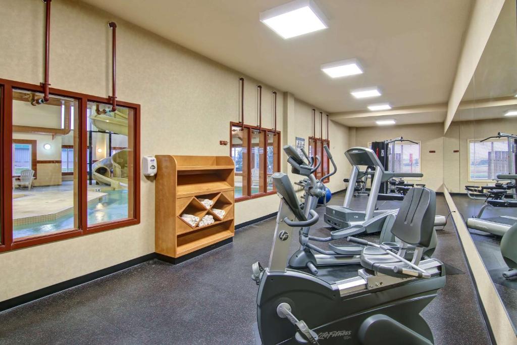 Fitness centrum a/nebo fitness zařízení v ubytování Clarion Pointe