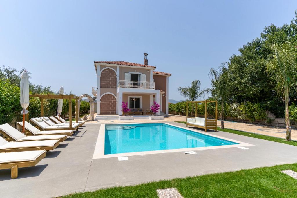 una imagen de una villa con piscina en Kate Kontini Luxury Villa, en Tsilivi