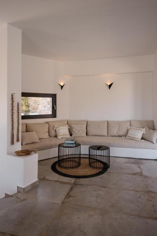 A seating area at Mikri Sorriso - Luxurious Villa On The Beach