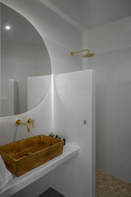 A bathroom at Mikri Sorriso - Luxurious Villa On The Beach