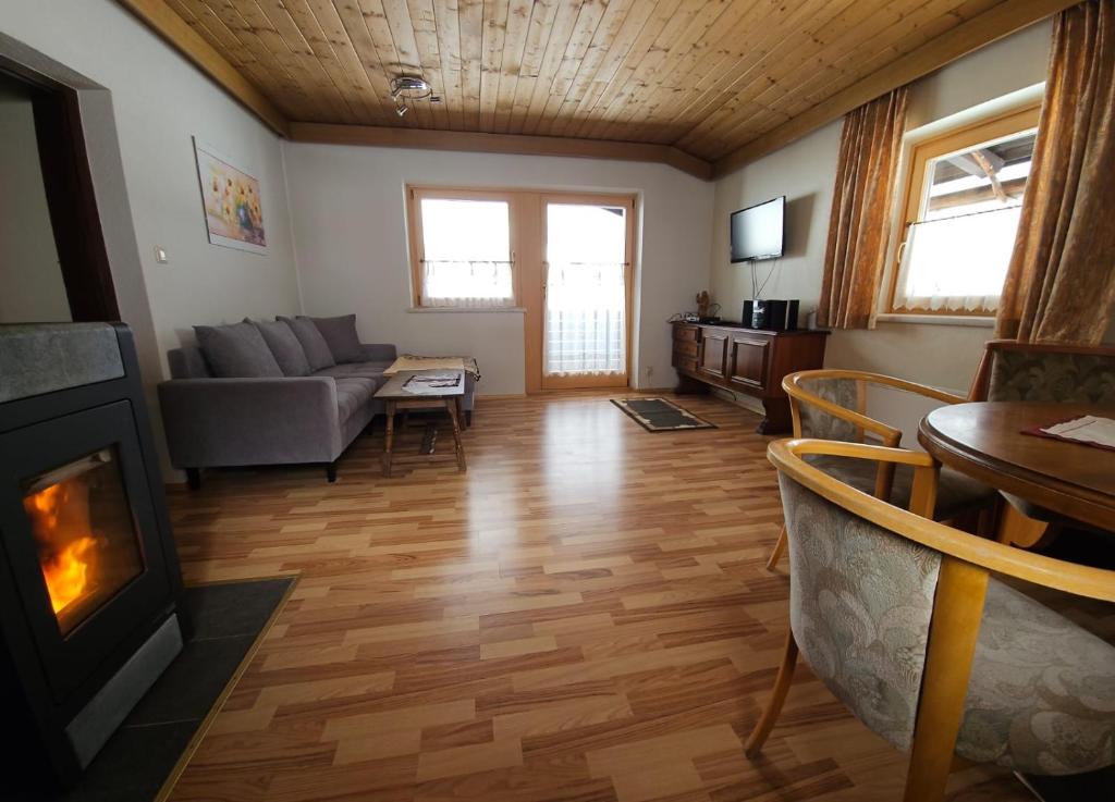 TV a/nebo společenská místnost v ubytování Leiterhütte