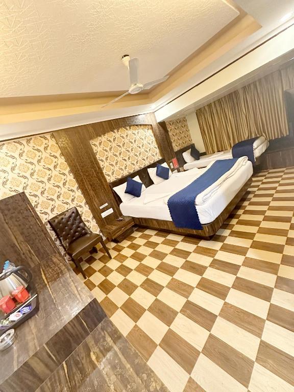 Postel nebo postele na pokoji v ubytování Saibaba International Hotel