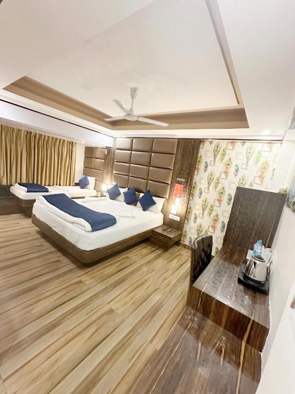 Postel nebo postele na pokoji v ubytování Saibaba International Hotel