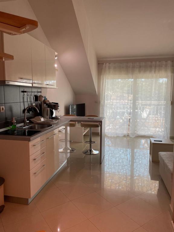 Kuchyňa alebo kuchynka v ubytovaní Villa Jani Top Floor Suite