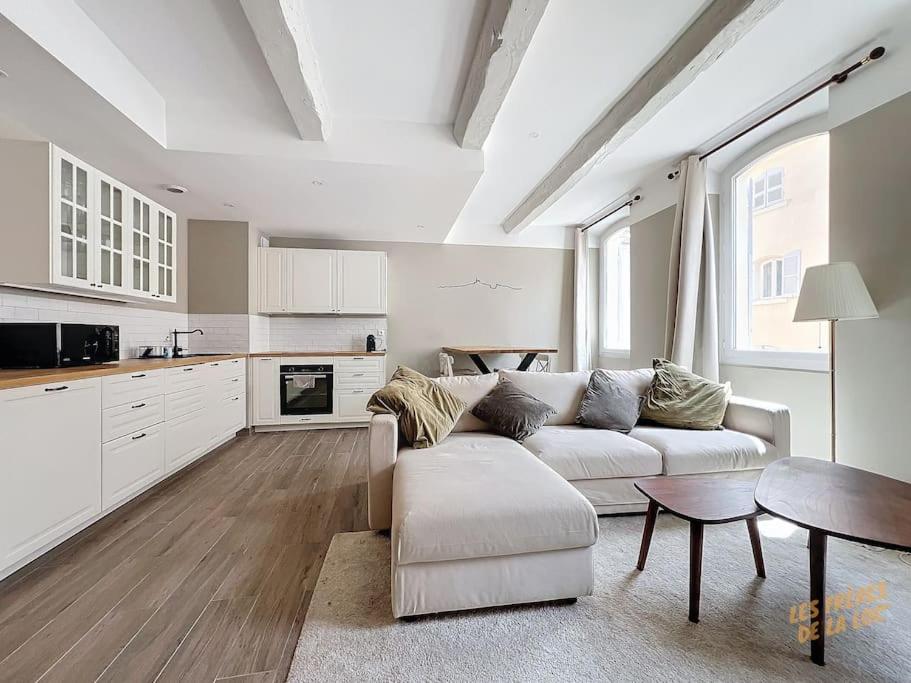 un salon avec un canapé blanc et une table dans l'établissement Vieux-Port view - Ultra center - Air conditioning - Les Frères de la Loc', à Marseille